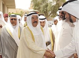 صاحب السمو الامير مصافحا مستقبليه لدى وصوله الى مقر الحفل﻿