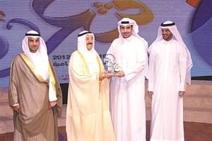 صاحب السمو مكرما احد المشاركين﻿