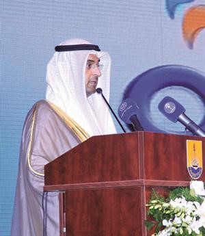  دنايف الحجرف متحدثا خلال المهرجان﻿