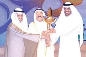 صاحب السمو الامير الشيخ صباح الاحمد يتسلم هدية تذكارية من وزير التربية د نايف الحجرف ورئيس جمعية المعلمين متعب العتيبي