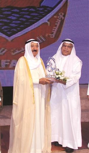 صاحب السمو مكرما ممثل مؤسسة التقدم العلمي﻿