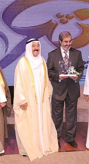 صاحب السمو مكرما احد المشاركين﻿