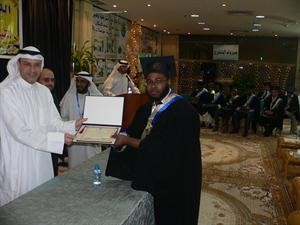 تكريم احد الخريجين﻿