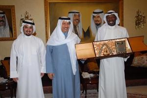 سمو الشيخ جابر المبارك يتسلم درعا تذكارية من اللاعب فارس موسى بحضور الشيخ خالد الاحمد﻿