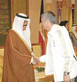 مدرب ريال مدريد جوزيه مورينيو يصافح سمو ولي العهد﻿