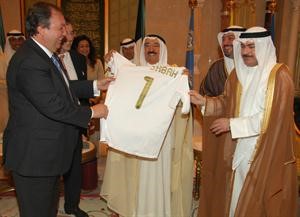 صاحب السمو يتسلم فانيلة تذكارية ويبدو الشيخ طلال الفهد والشيخ خالد العبدالله