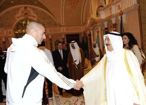 كريم بنزيما يصافح سموه﻿
