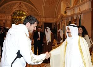 سموه يصافح ايكر كاسياس﻿