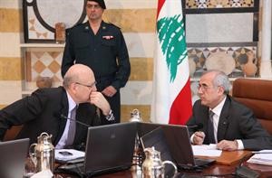 حديث جانبي بين رئيس الجمهورية ميشال سليمان ورئيس اللحكومة نجيب ميقاتي على هامش جلسة الحكومة امسمحمود الطويل﻿