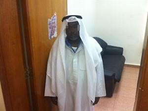 احد اللصوص الاربعة متنكرا في زي كويتي 