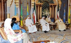 صاحب السمو الامير الشيخ صباح الاحمد مستقبلا صلاح الغزالي واعضاء جمعية الشفافية﻿