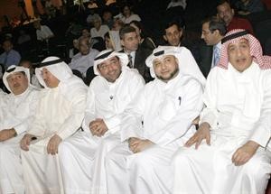 رئيس التحرير الزميل يوسف خالد المرزوق واعضاء الوفد الصحافي خلال عرض فرقة التلفزيون الكويتي
