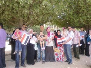 الزميلان عبدالواحد ابوزيد وشريف عبدالمنعم واسرتاهما خلال وقوفهم في الطابور منتظرين دورهم للاقتراع﻿