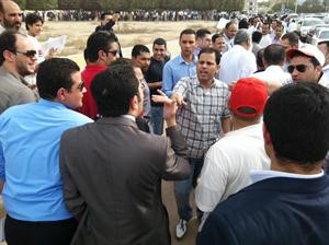 مشادة بين مندوبي مرشح حزب الحرية والعدالة د محمد مرسي وناخبين رافضين توجيههم لانتخاب مرشح الحزب﻿