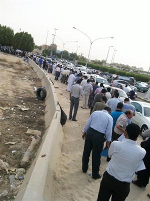 حضور حاشد امس امام السفارة للتصويت﻿