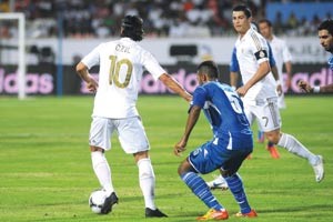 اوزيل يمر بالكرة من عامر المعتوق بمراقبة رونالدو هاني الشمري