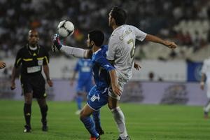 مدافع ريال مدريد كارفاليو يبعد الكرة عن حمد العنزي