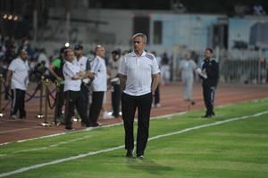مدرب ريال مدريد جوزيه مورينيو يدخل ارض الملعب
