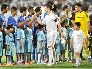 رونالدو خلال مصافحته لاعبي الازرق قبل المباراة الازرق كوم