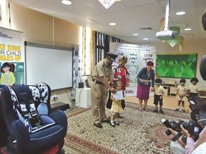 العقيد عماد الملا ومنير المطوع يكرمان احدى الطالبات
