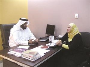 دطارق الطواري يتحدث للزميلة ليلى الشافعي﻿