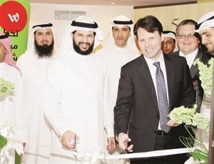 سكوت جيغنهايمر ومحسام الخرافي يقصان شريط الافتتاح
