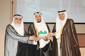 دعلي العبيدي ودعبدالله المعتوق يكرمان دعبدالمحسن الخرافي

