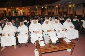 دعجيل النشمي متقدما عددا من الحضور انور الكندري
