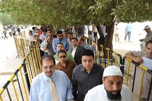  ومصريون بانتظار دورهم في الطابور امام السفارة