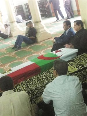 جثمان وردة في مسجد صلاح الدين 