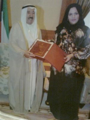صاحب السمو الامير الشيخ صباح الاحمد يتسلم رسالة الماجستير من شريفة طارق ادريس
