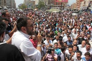 مؤيدو شادي المولوي خلال اعتصامهم في ساحة النور بطرابلس احتجاجا على استمرار احتجازهمحمود الطويل
