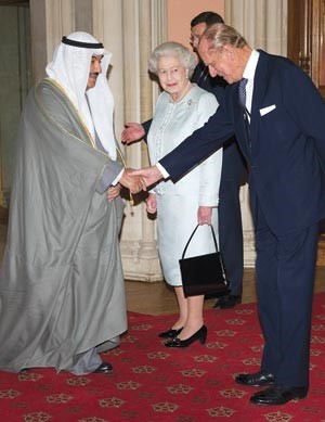 ملكة بريطانيا اليزابيث الثانية وزوجها الامير فيليب يرحبان بسمو الشيخ ناصر المحمد
