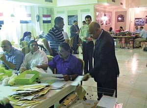 السفير المصري يتابع فرز الاصوات في الانتخابات الرئاسية