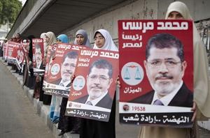 مصريات يرفعم صورة المرشح الرئاسي د محمد مرسي خلال مسيرة دعم له امس الاول رويترز