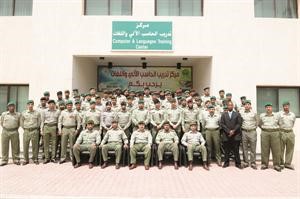 اللواء الركن هاشم الرفاعي والعميد الركن خالد الوشمي يتوسطان الخريجين﻿