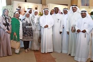 محمد الكندري وسامي الخرافي يتوسطان عددا من الحضور في المعرض﻿