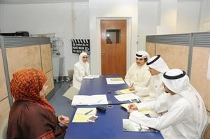 اعضاء نادي التمويل الاسلامي خلال لقائهم الزميلة الاء خليفة﻿