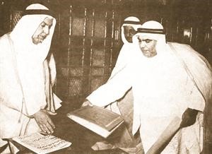 الراحل الامير عبدالله السالم يتسلم نسخة الدستور من عبداللطيف ثنيان وحمود الخالد عام 1962