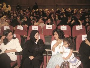 ﻿الشيخة فريال الدعيج مع حفيدتها الطفلة شريفة نواف السعود الصباح﻿