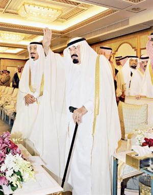 خادم الحرمين الشريفين الملك عبدالله بن عبدالعزيز يحيي الجماهير والى جانبه صاحب السمو الملكي الامير سلمان بن عبدالعزيز