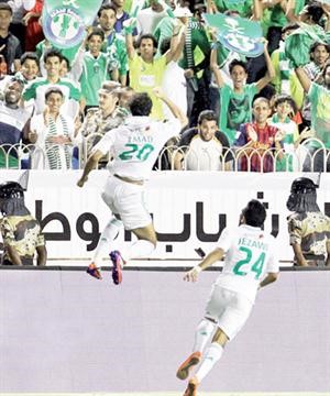 مهاجم الاهلي عماد الحوسني يحتفل بهدفه في مرمى النصر