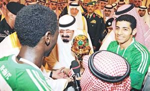 خادم الحرمين يسلم الكاس لكابتن الاهلي تيسير الجاسم
