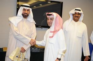 العميد متقاعد ربيع المطيري مكرما احد الخريجين﻿
