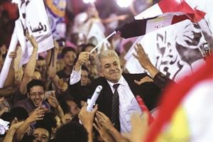 حمدين صباحي بين انصاره خلال جولته في محافظة الدقهلية امس	 افپ﻿