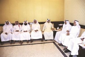 النائب خالد الطاحوس متوسطا بعض الحضور في اجتماع كتلة الاغلبية بديوانه امس	هاني الشمري﻿