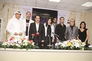 عبد العزيز المسلم ونجوم مسلسل انت عمري ومعهم المخرج احمد دعيبس اثناء المؤتمر الصحافي قاسم باشا
