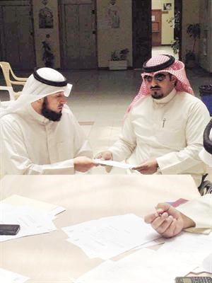 مهدي العازمي يتابع تسليم الاستمارات﻿