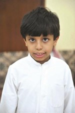 الطفل عبدالله العنزي يعاني من الربو الذي يمنعه من الذهاب للمجمعات التجارية لوجود المقاهي﻿