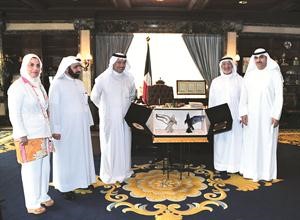 سمو رئيس الوزراء الشيخ جابر المبارك خلال لقائه رئيس واعضاء اللجنة المنظمة للجائزة﻿